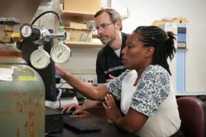 2023 STRIVE participant Dr. Cimona Hinton (Clark Atlanta University) working with Dr. Kevin Janes (UVA).