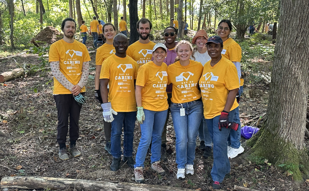 Group picture of volunteers working at the Botanical Gardens