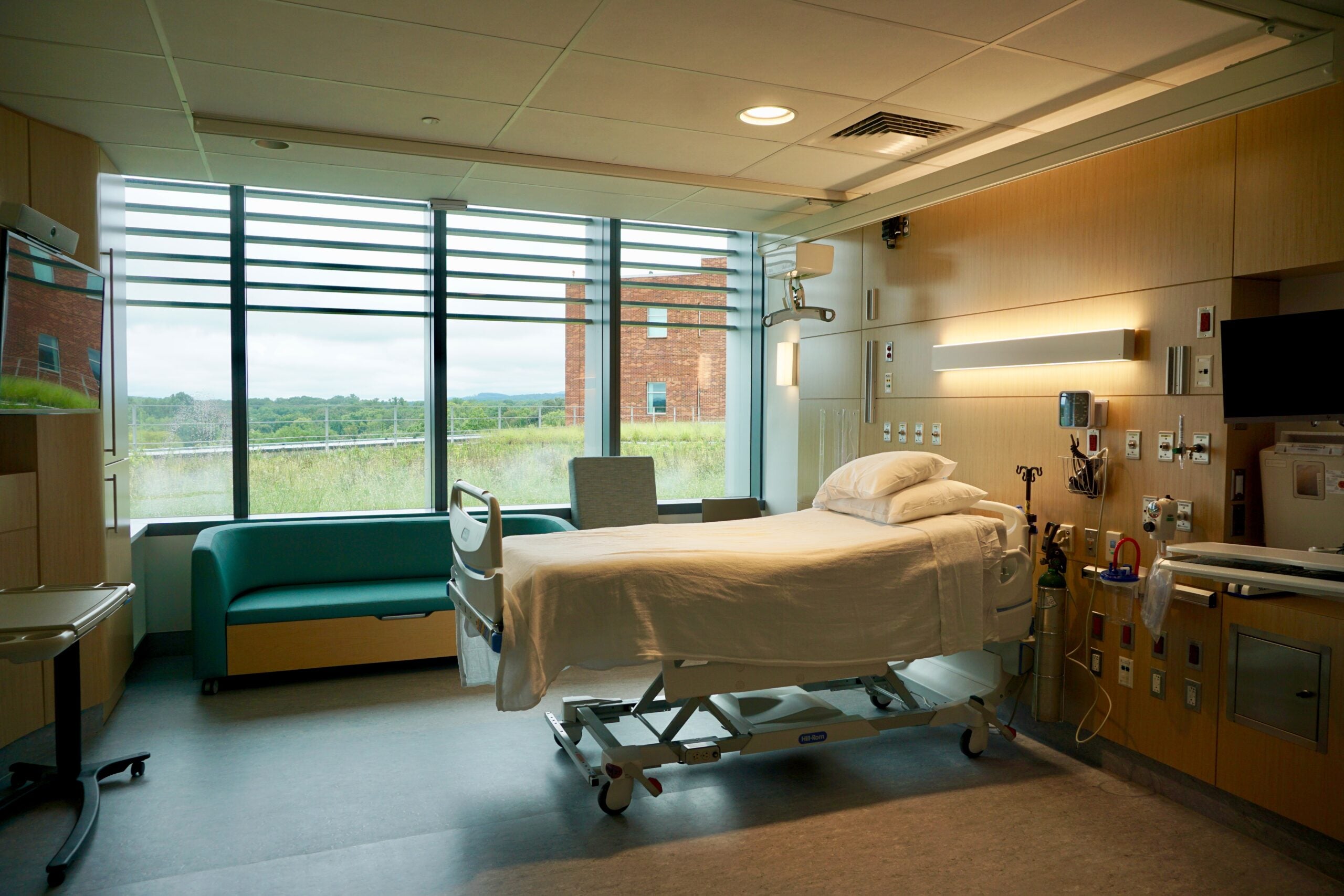 A picture of a nice hospital room